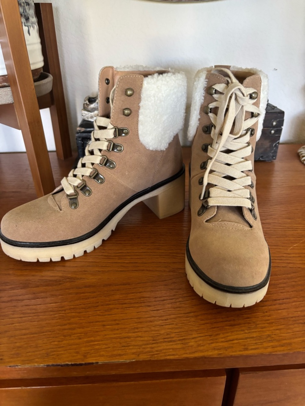 NWOT Vici Women’s Tan Suede Lace-Up Boots with Shearling Collar